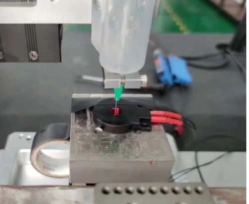 提升點(diǎn)膠工藝 通過(guò)一體化設(shè)計(jì)與智能傳感技術(shù)降低產(chǎn)品不良率